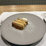 シャントレル - 12皿目
      ミルフィーユ、ヨーグルトアイス。
      