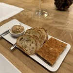 シャントレル - 1皿目
      スモークサーモンのリエット、クロックムッシュ。
      