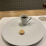 シャントレル - 2皿目
      キノコのスープ、フォアグラのマカロン。