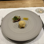 シャントレル - 4皿目
      蛤のベニエ、黄金柑、ウルイのサラダ。
      