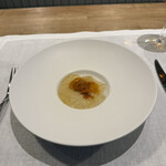 シャントレル - 3皿目
      新玉ねぎのムース、トマトのジュレ、ウニ。