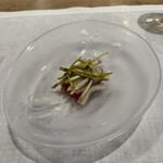 シャントレル - 5皿目
      ヤリイカ、トマト、ピサンリのサラダ仕立て。