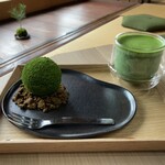 ROKUSAI - 苔を模した苔玉チーズケーキと、甘さ控えめの抹茶ラテ(HOT)