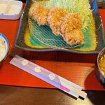 とんかつ 梨庵 - 少ないと思うでしょ？小鉢付いてるし^..^♩