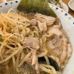 ラーメンのまめぞう - チャーシューの枚数数えてって事で、ネギをめくってみたらこれだ。枚数？？？？？刻みチャーシューしか無いんだけど。