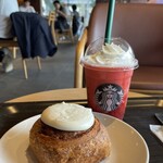 スターバックスコーヒー - 料理写真:THE苺フラペチーノ、シナモンロール