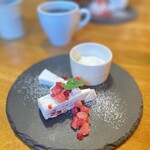 赤いトタン屋根の猫 - 