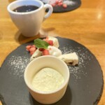 赤いトタン屋根の猫 - 