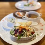 赤いトタン屋根の猫 - 