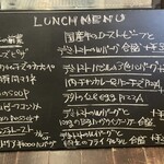 赤いトタン屋根の猫 - 