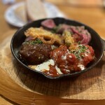 赤いトタン屋根の猫 - 