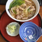 山成 - コシのある細いうどん。出汁味の染みたかしわとねぎがたっぷり入ってます。