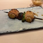 焼鳥 玉わ - ネギ巻き（ネギにモモ肉を巻いている）