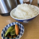 江ちゃんラーメン - 小めし＆漬物…人参が…(･･;)