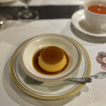 洋食 つばき - カラメルの絶妙な苦味がクセになる
      かためのプリン