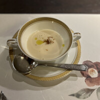 洋食 つばき - たまねぎのポタージュ
                      カリカリのベーコンとオリーブオイル