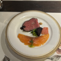 洋食 つばき - タスマニアサーモンのスモーク
                    A5ランク和牛のローストビーフ
                    桃太郎蕪、にんじん、菜の花