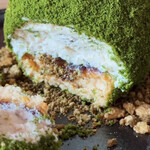 ROKUSAI - 苔玉チーズケーキの断面。ふわふわでめっちゃ濃厚。だけど、中には梅や柑橘類が入っており、普通のチーズケーキとは一味違う爽やかな味わいでした。