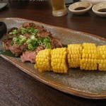 魚山人 - 牛ステーキとトウモロコシ