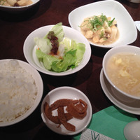 廣東料理 民生 ヒルトンプラザウエスト店 - セットメニューのご飯、スープ、サラダ、一品