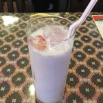 インド料理 パリワル - こちらも限定のいちごラッシー(¥480) 生のいちご感があっておいしー♪