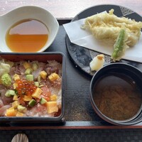 星空の中へ - 揚げ物 穴子の天麩羅
                    食事 海鮮バラちらし重                                                    止椀 あおさ海苔の味噌汁