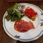 Lode - 前菜  カルパッチョ 生ハムソーセージ トマトのブルスケッタ