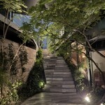 原宿焼肉 KINTAN - この階段を降りて左側が入り口