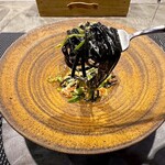 H1 - イカスミのタリオリーニはイカスミの風味が毛蟹の餡掛けととても良く合います