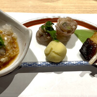 鮨やすぞう。 - 先付（ナマコ酢、牛肉巻き、ブリ焼き）
