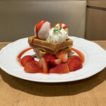 京橋千疋屋 - 苺のワッフル（2,750円）