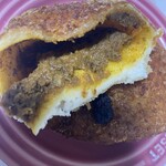 希望の丘ベーカリー タパン - 中身　　こっち側は牛タン無かった(笑)