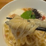 いかれたヌードル フィッシュトンズ - 麺リフト