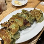 らーめん処 歩や - ポパイ餃子。中にはチーズがとろけてます。