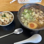 ラーメン幸味 - 料理写真:鶏皮中華＋半チャーマヨ丼　全景