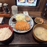 炭火焼和めし処 しんぱち食堂 - とんかつ定食　979円❗️