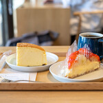 陸カフェterrace - 料理写真:2025.3 陸カフェ四大陸ブレンドコーヒー HOT（630円）、1/4の幸せ。（450円）、国産いちごタルト（900円）