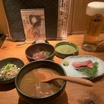 あじめん - お通しのなめろう、ほたるいかの沖漬け、ぶりの刺身、出汁割りカレー、生ビール中