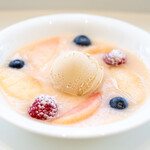 フランス菓子16区 - 2024.7 スープ ドゥ ペーシュ ア ラ メゾン（1,485円）紅茶のアイスクリームを浮かべた桃のスープ