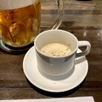 ぴるぜん - お通しはマッシュルームのポタージュ。味付けに抑制があり、ここは多分、料理も旨かろうなと想像する。これも一種の汁物でいっぱい　シルモノビンボー！