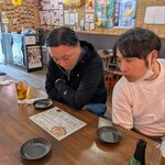 新世界大衆屋台 五右衛門 - メニューを見てる後輩達