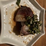 KAN - 新玉ねぎの肉巻き。刻みニラソースが素晴らしい味のお供。