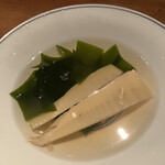 KAN - 突き出しの筍と和布の煮物。