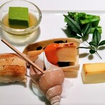 銀座ろくさん亭 - 前菜 八寸(チーズの西京焼き、バイ貝旨煮、若竹のコチジャンソース、うすい豆の豆腐、菜花の辛子浸し、穴子鮨)