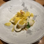 commedia - 自家製カラスミとイカのスパゲッティ。イカは子持ちと子なしの両方が入っていて、それぞれ火の通し方を変えていました。感動しすぎた一皿、唸る美味しさです。