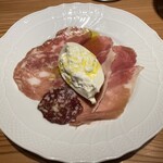 commedia - 生ハムとブラッターチーズ（丸いのは鹿肉）