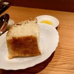 commedia - 美味しすぎるパンを食べすぎないように我慢しながら。