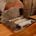 commedia - イカの仕込みが見られました。とにかく食材の美味しさを最大限にする為のこだわりが凄い。