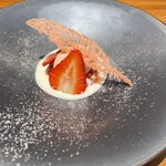 真白 - とっておきいちご　鳥取産