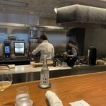 真白 - 一枚板のカウンター越しのオープンキッチン